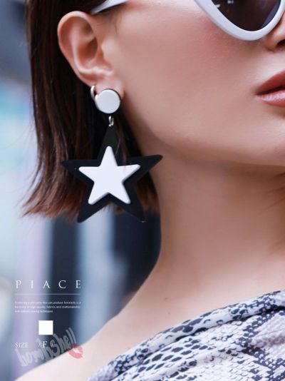 SALE￥638→￥574！ 大ぶりアクリルプレート星型ピアスアクセサリー ダンス衣装【bombshell】(フリーサイズ)(ホワイト)