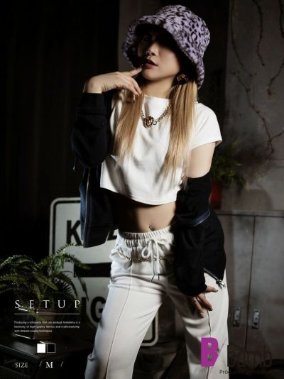 チェーン付き肩開き腹だしトップス＆ゆるっとワイドパンツスウェット上下セット ストリート系【B/bomb】(M)(ブラック/ホワイト)